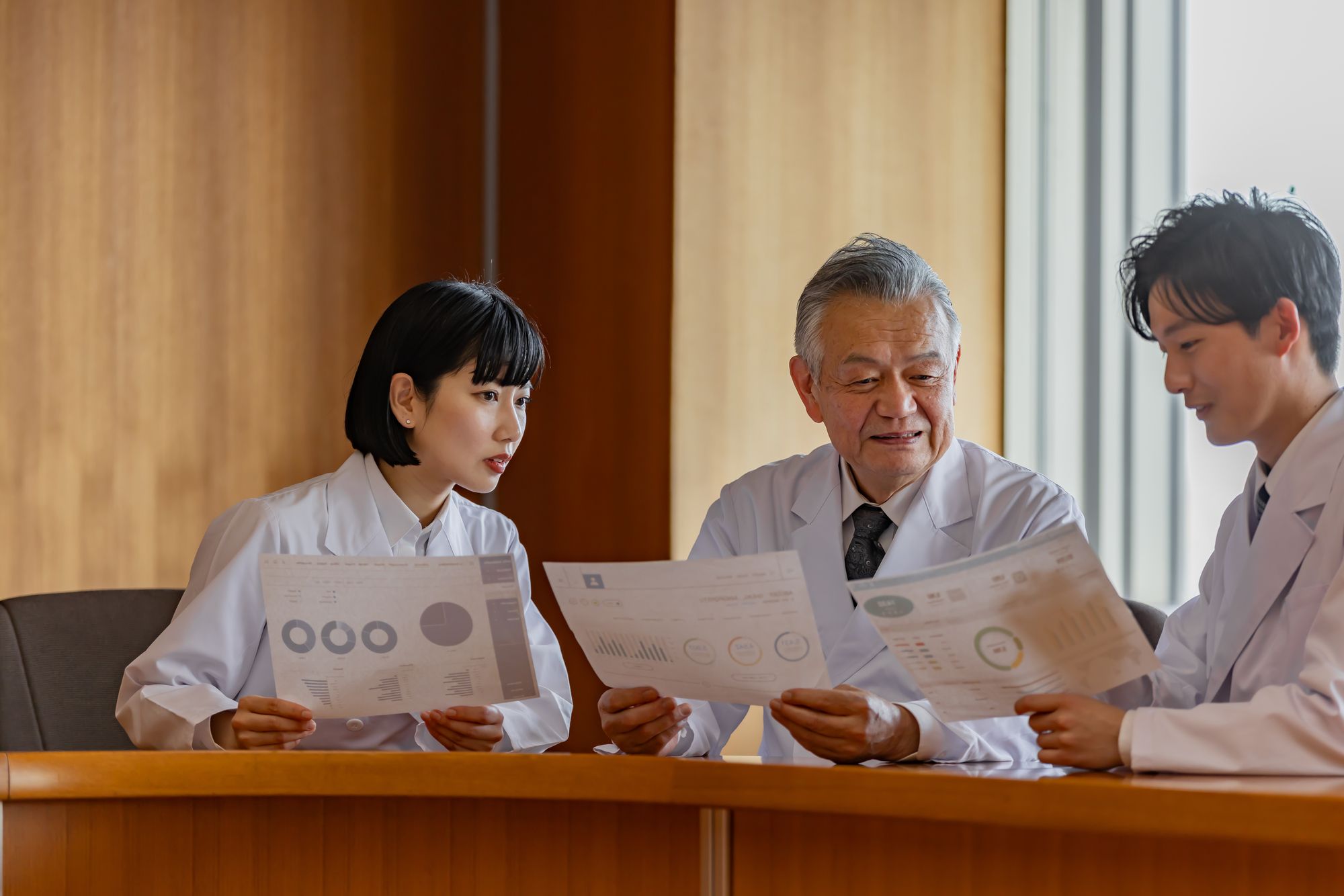 医者が打合せをしている画像